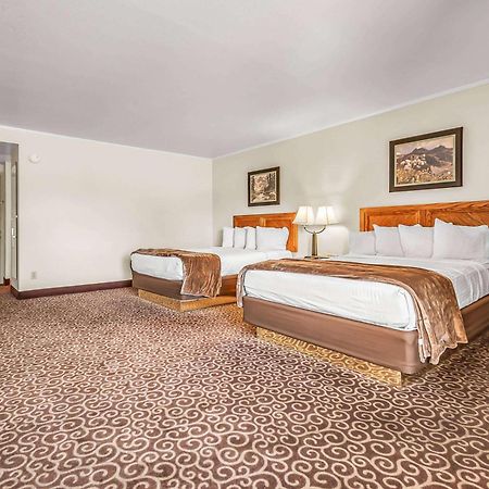 Red Arrow Inn & Suites, A Travelodge By Wyndham มองโทรส ภายนอก รูปภาพ