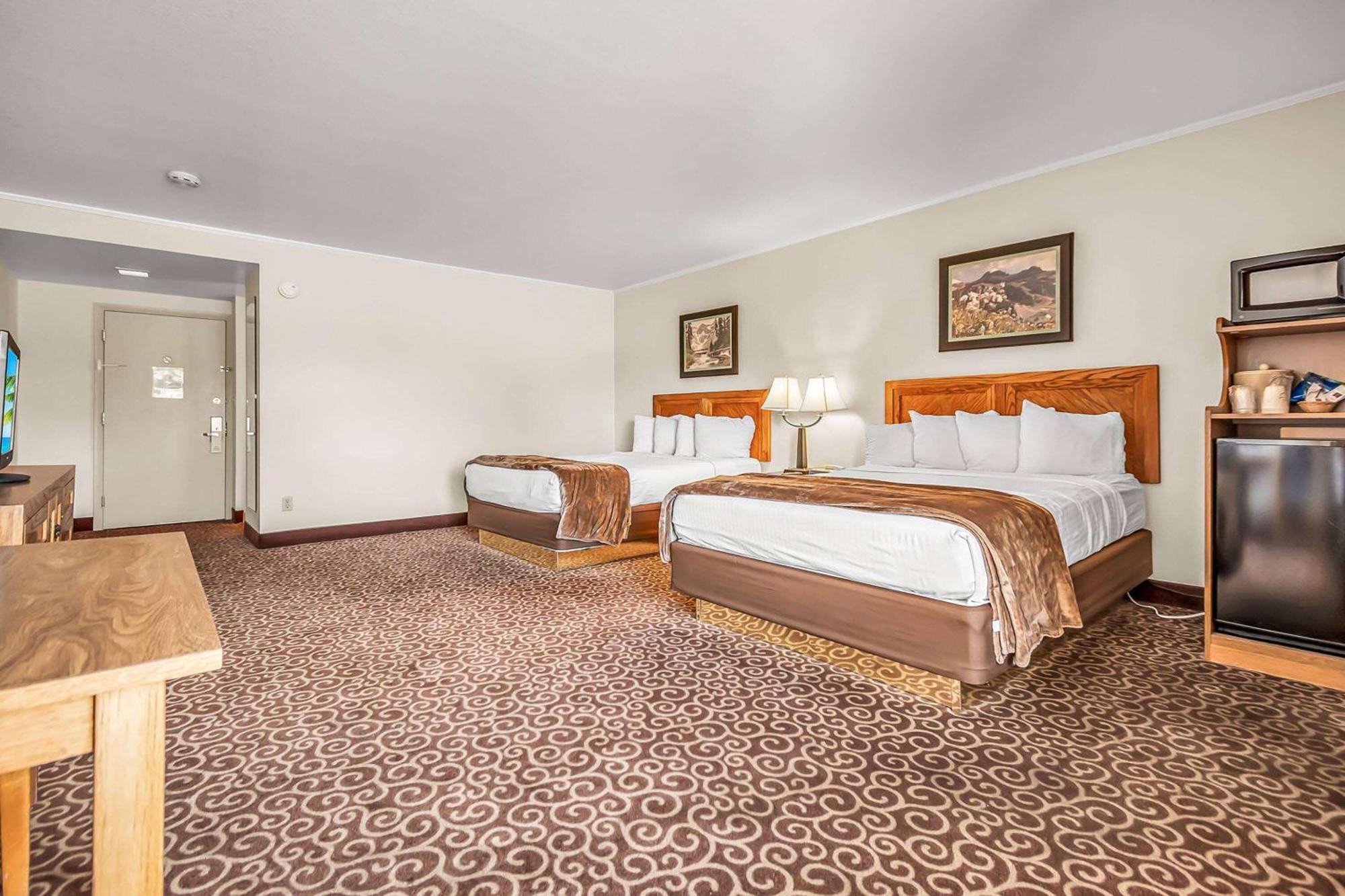 Red Arrow Inn & Suites, A Travelodge By Wyndham มองโทรส ภายนอก รูปภาพ
