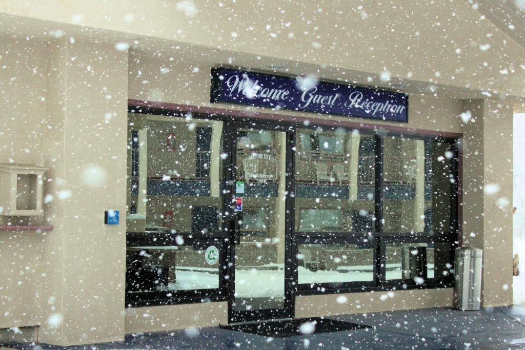 Red Arrow Inn & Suites, A Travelodge By Wyndham มองโทรส ภายนอก รูปภาพ